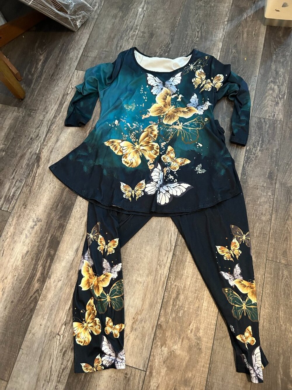 2 Piece Butterfly Top and Pants Size Large - NWT CL5
